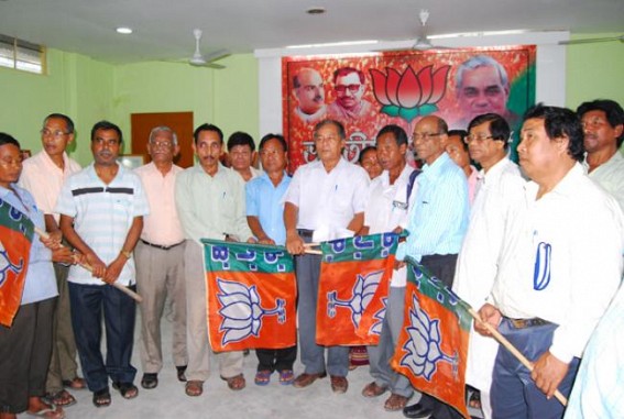 Massive shock to Trinamool Congress, 19 including state vice president join BJP